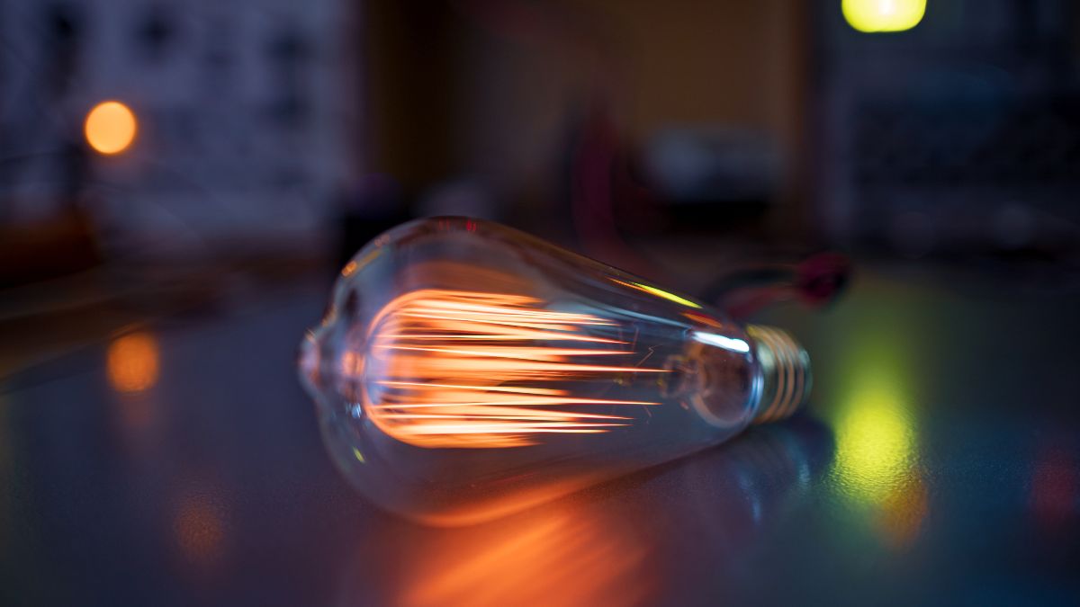 The price of electricity today, Saturday, April 4, at the PVPC drops but there will be 11 hours above 100 euros