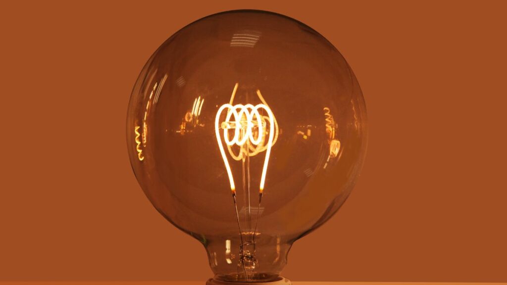 The price of electricity today, Sunday, April 5 in the PVPC rises and leaves 13 sections above 100 euros