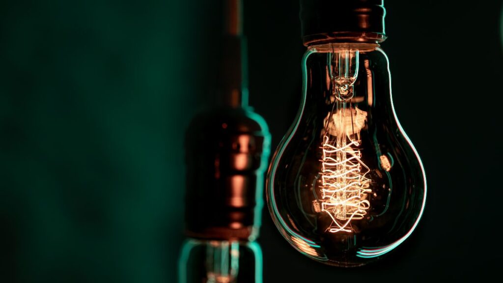 The price of electricity today, Monday, April 6, in the PVPC rises and leaves 22 sections above 100 euros
