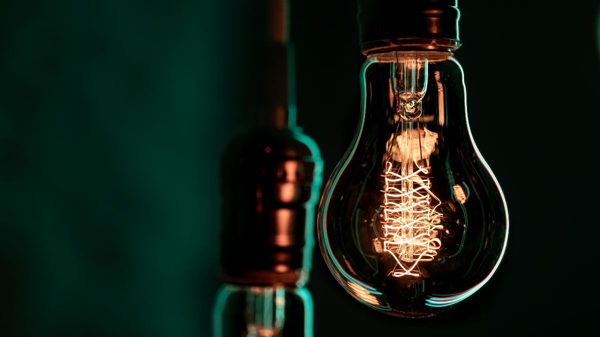The price of electricity today, Monday, April 6, in the PVPC rises and leaves 22 sections above 100 euros