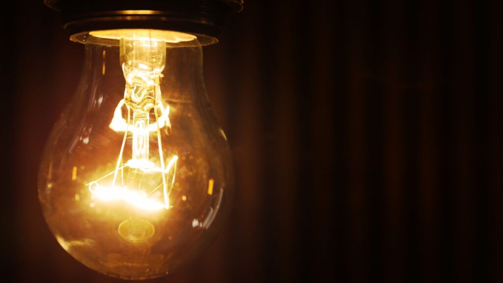 The price of electricity today, Wednesday, April 8, on the PVPC rises again and leaves 15 sections above 100 euros