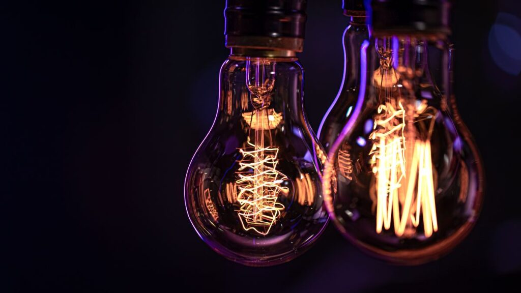 The price of electricity today, Thursday, April 9 in the PVPC, drops slightly and leaves 4 sections below 100 euros