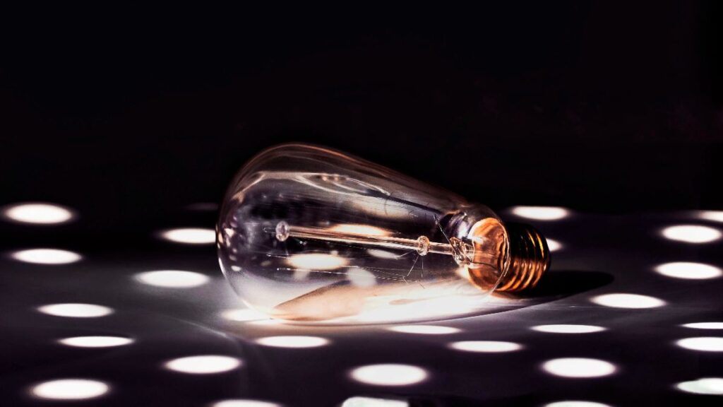 The price of electricity today, Saturday, April 11, at the PVPC drops and leaves 15 sections below 100 euros