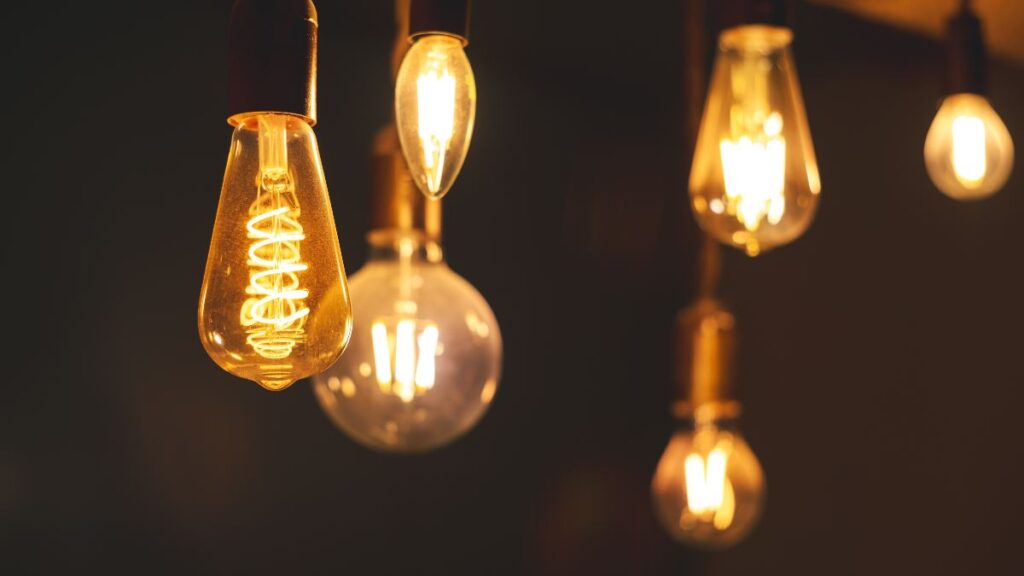 The price of electricity today, Friday, April 10, in the PVPC rises slightly and leaves 14 sections above 100 euros