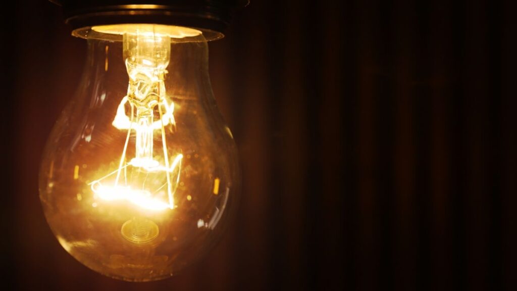 The price of electricity today, Tuesday, April 14, in the PVPC rises again and leaves several sections above 200 euros