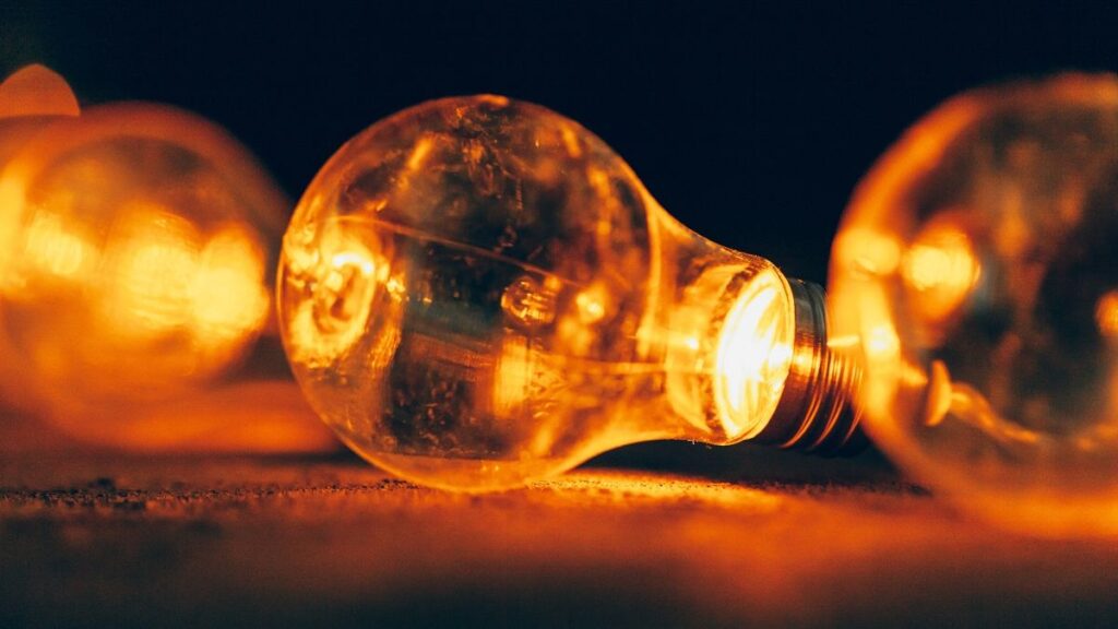 The price of electricity today, Friday, April 17, at the PVPC rises again with several bands exceeding 200 euros