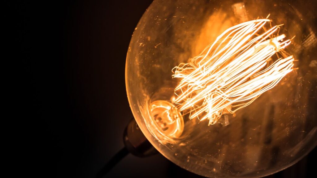 The price of electricity today, Saturday, April 18, at the PVPC plummets but there are several sections above 100 euros