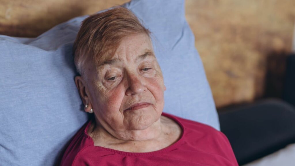 He collects two widow's pensions and one retirement pension from Germany, Social Security takes away the minimum supplement and forces him to return 4,445.70 euros: he alleges “helplessness”