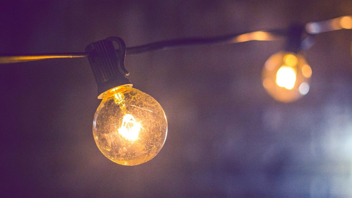 The price of electricity today, Sunday, April 19 at the PVPC increases very little with 13 bands above 100 euros