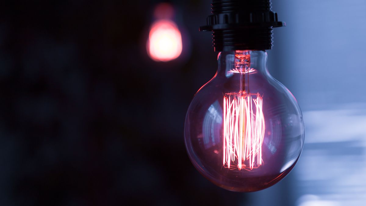 The price of electricity today, Tuesday, April 21, in the PVPC drops and leaves only 2 sections above 200 euros