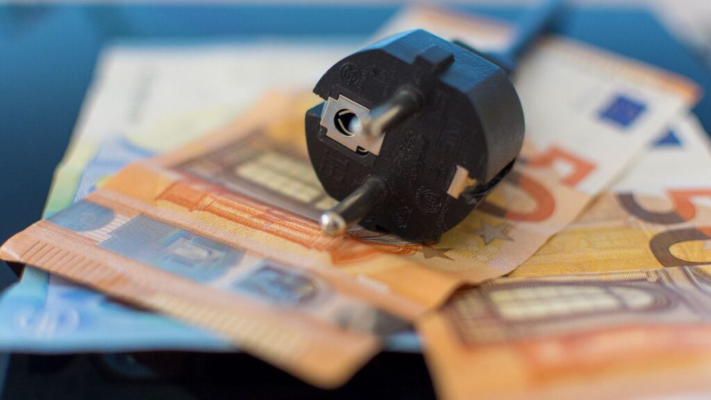 The price of electricity plummets this Tuesday, April 21, with several sections in which electricity marks 0 euros