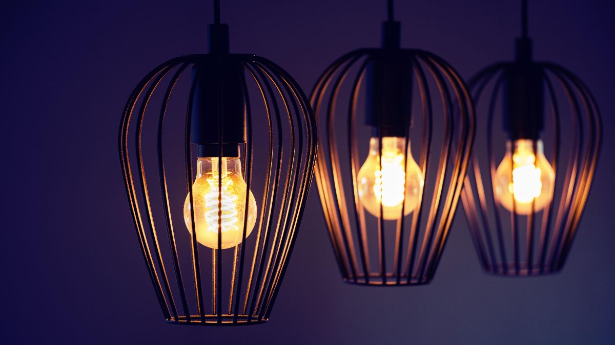 The price of electricity today, Monday, April 20, in the PVPC soars with two sections above 200 euros