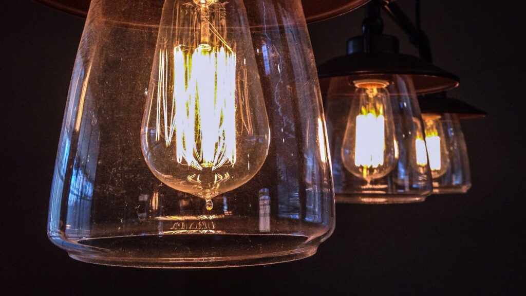 The price of electricity today, Saturday, April 25, at the PVPC plummets and this time no section exceeds 200 euros