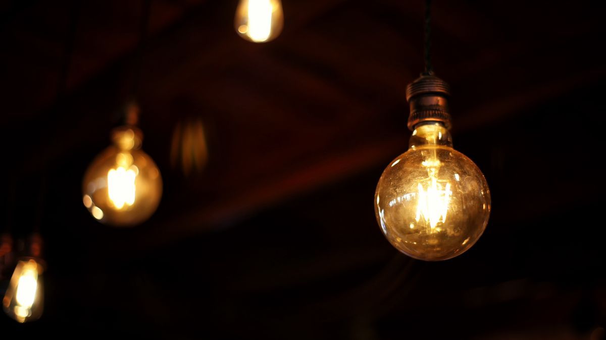 The price of electricity today, Monday, April 27, in the PVPC skyrockets and leaves 3 sections above 200 euros