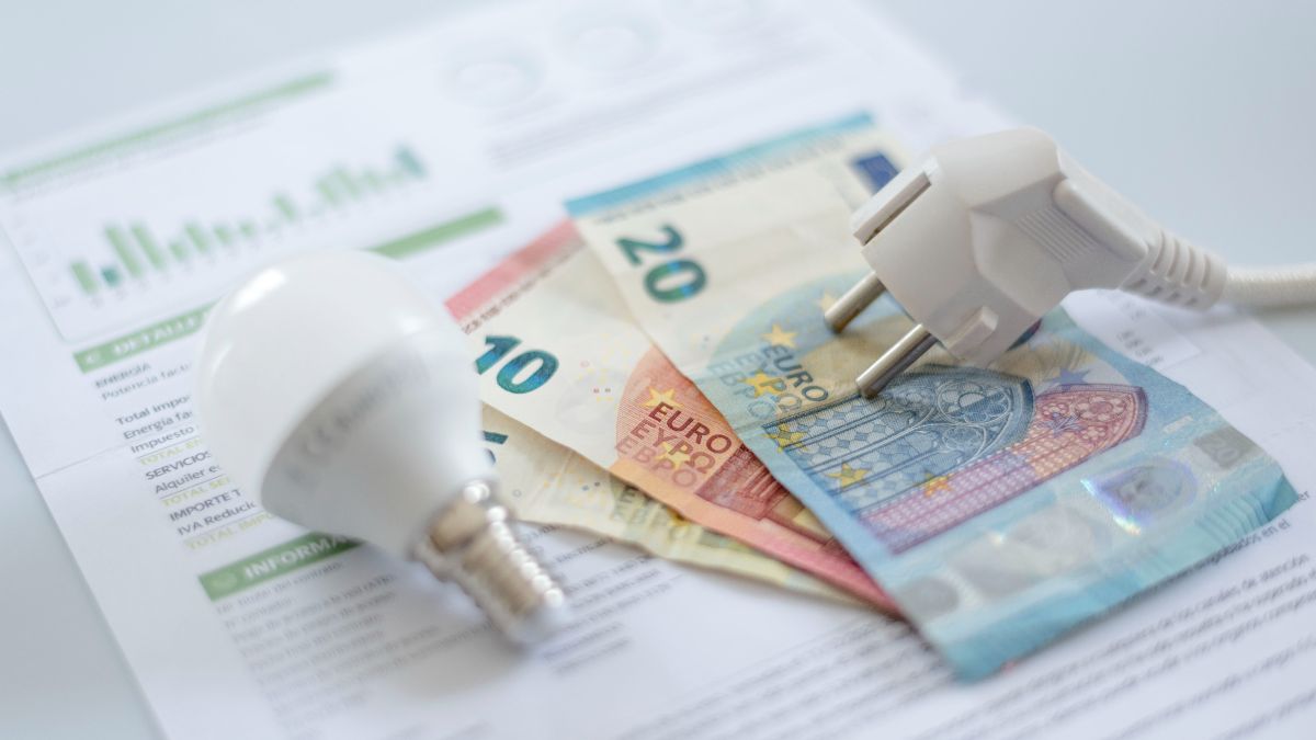 The price of electricity this Monday, April 27, skyrockets with bands early in the morning where electricity exceeds 85 euros