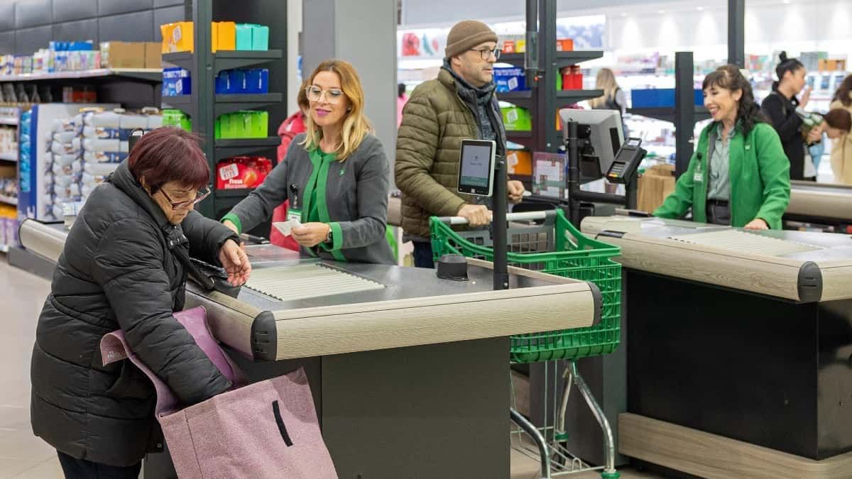 A Mercadona worker manages to retire at the age of 49 due to permanent disability and with a pension of 3,356.40 euros despite the refusal of Social Security