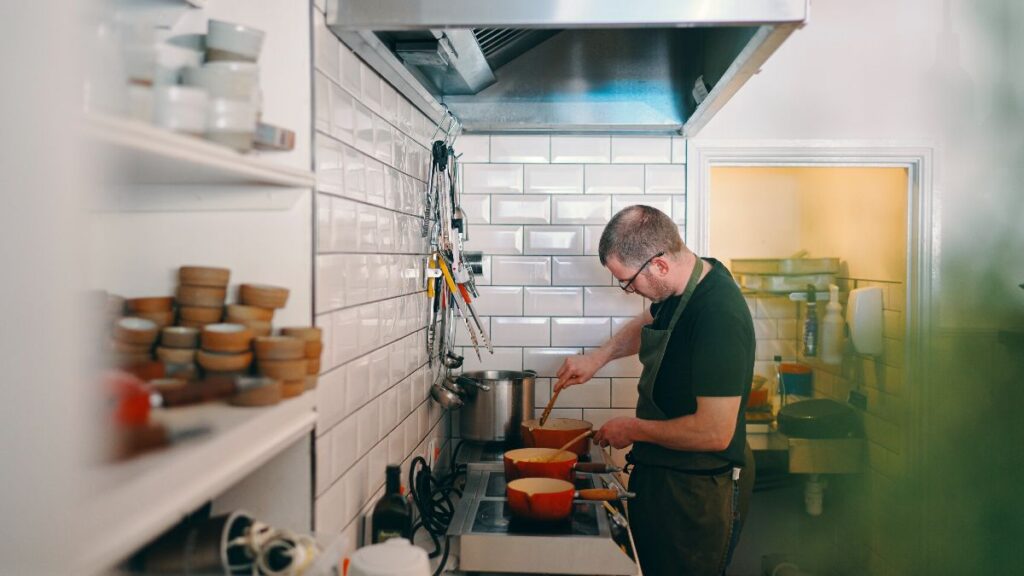 A cook achieves a total permanent disability of 1,438 euros for his ankle injuries: they are irreversible and his job requires standing