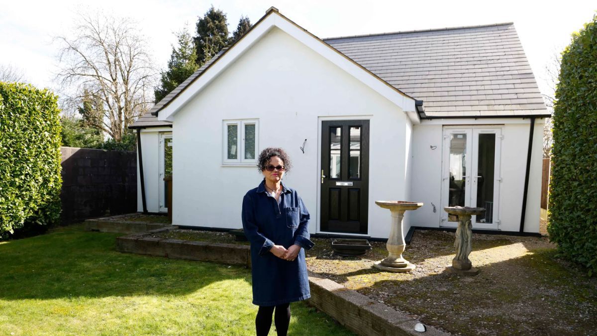 A couple is forced to demolish a prefabricated house worth 93,000 euros by moving it 10 meters by order of the technicians: now they must pay 46,000 euros or lose everything