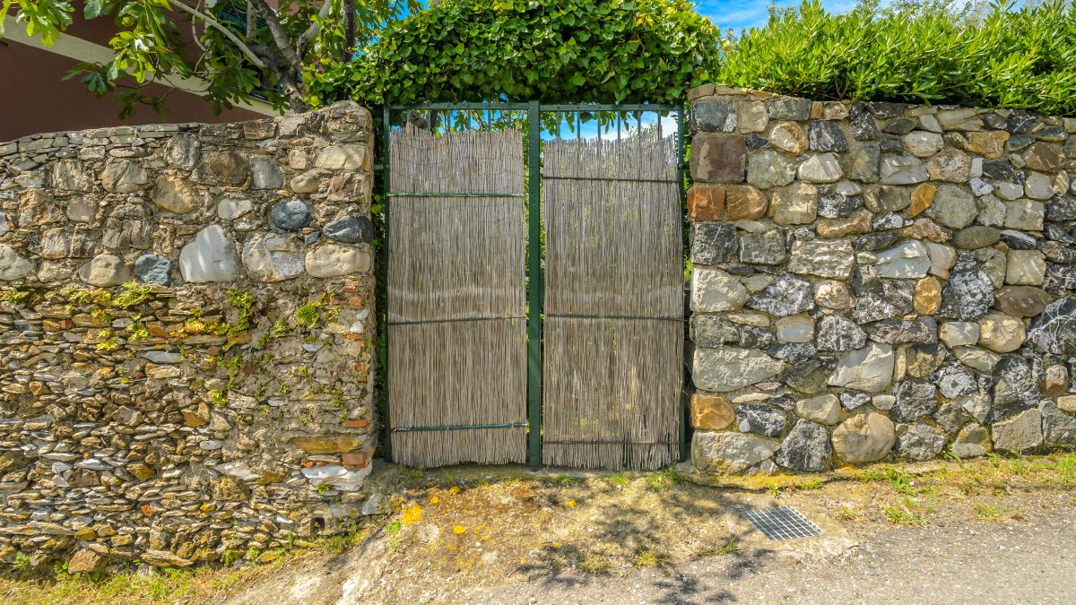 A couple loses the right to use the neighbors' gate to reach their property: justice dictates that they can do work on their house to enter and not invade another property for "comfort"