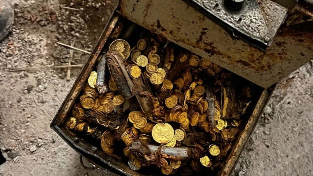 A plumber pulls a rope in a house under construction and finds 30 kilos of gold coins: worth 2.3 million euros