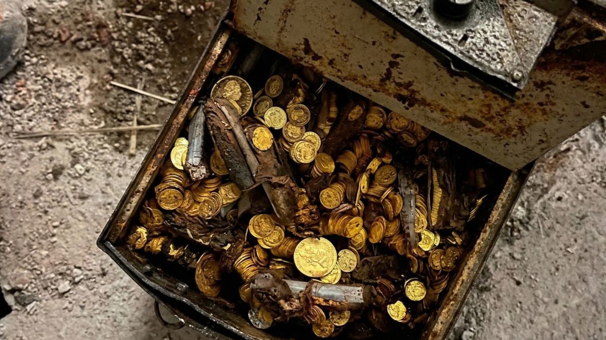 A plumber pulls a rope in a house under construction and finds 30 kilos of gold coins: worth 2.3 million euros