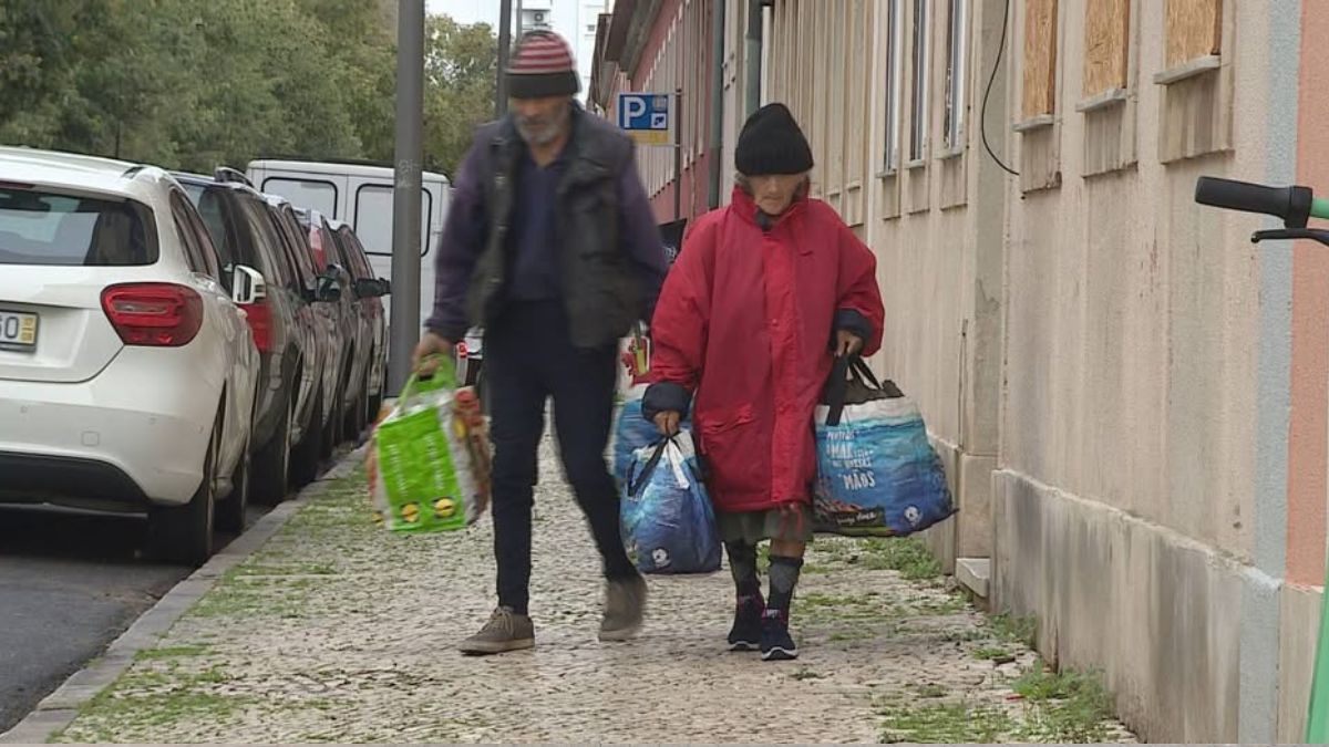 A retired couple aged 75 and 77 survives on the street with 700 euros a month after being evicted to convert their house into a tourist apartment