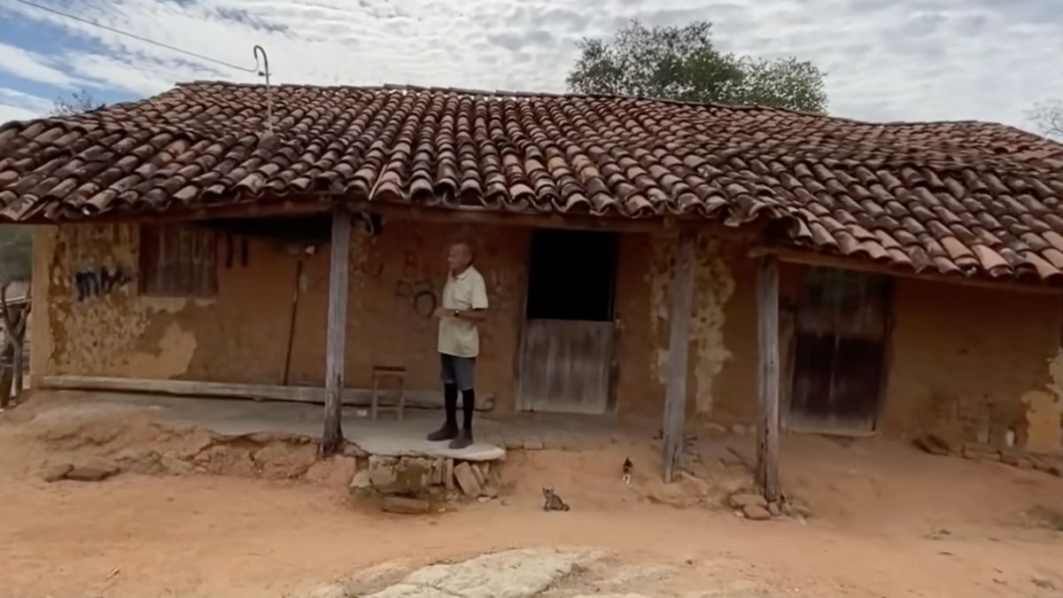 An 80-year-old old man lives alone in a century-old adobe house: he collects water from a well, has a wood stove, and a routine that resists modernity.