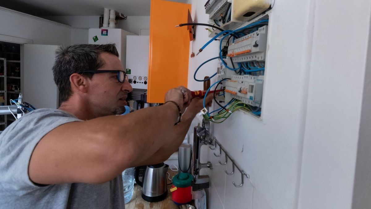 An electrician warns about renovating a house: “Changing the electrical installation used to cost 2,000 euros and now it exceeds 6,000”