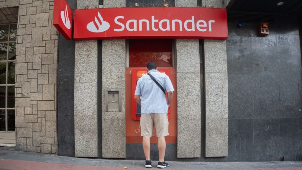 Banco Santander obliged to compensate a client with 222,393 euros for investing in 'Valores Santander' without receiving sufficient information