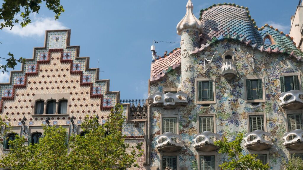 Barcelona pays up to 70,000 euros to owners, neighborhood communities or tenants to carry out these works in their buildings