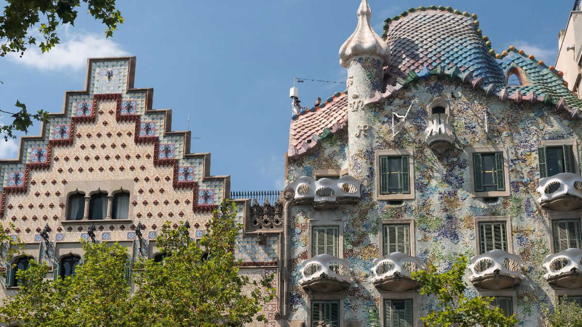 Barcelona pays up to 70,000 euros to owners, neighborhood communities or tenants to carry out these works in their buildings