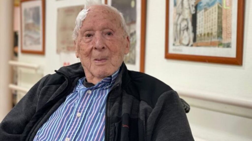 Carlos Perón, 101 years old, has "eighty something" painting: "I paint sitting down, but I keep moving my hands and head"