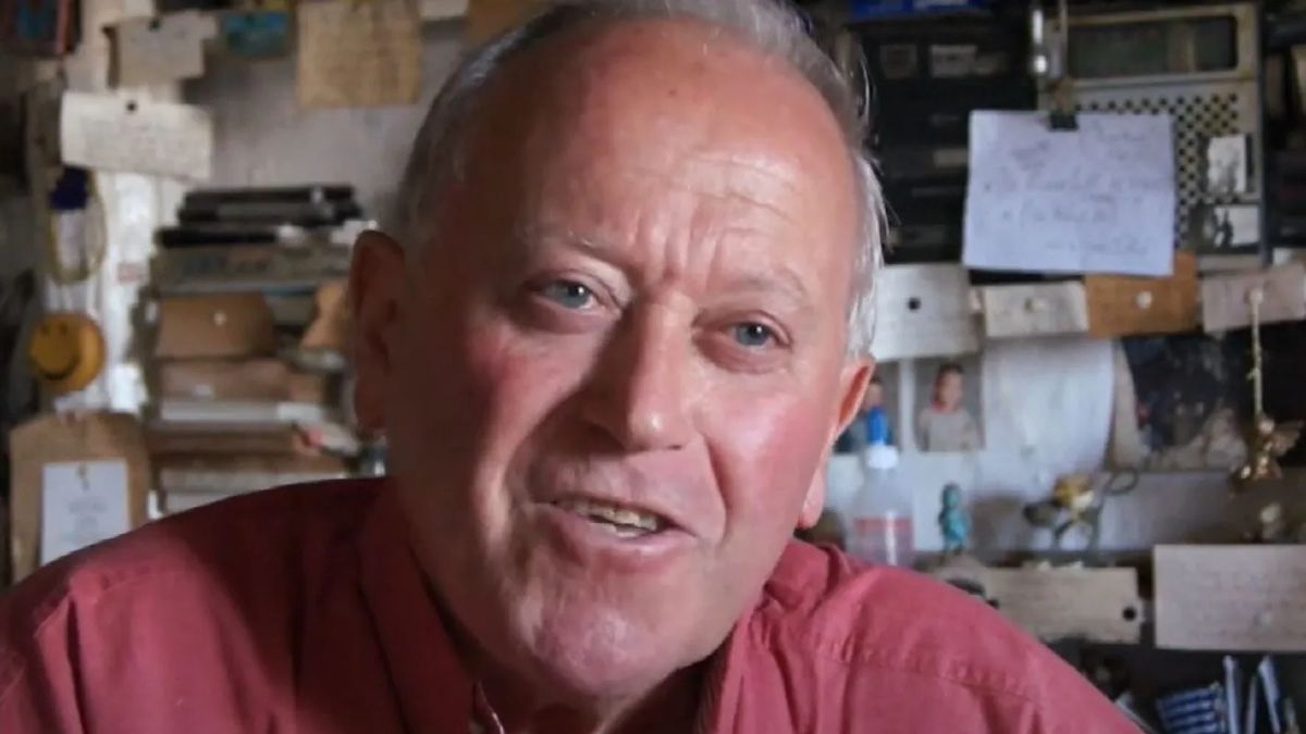 Don Lowe, 89, cannot access his savings: "I live on 100 euros a month; the bank will not give me my 144,000 euros"