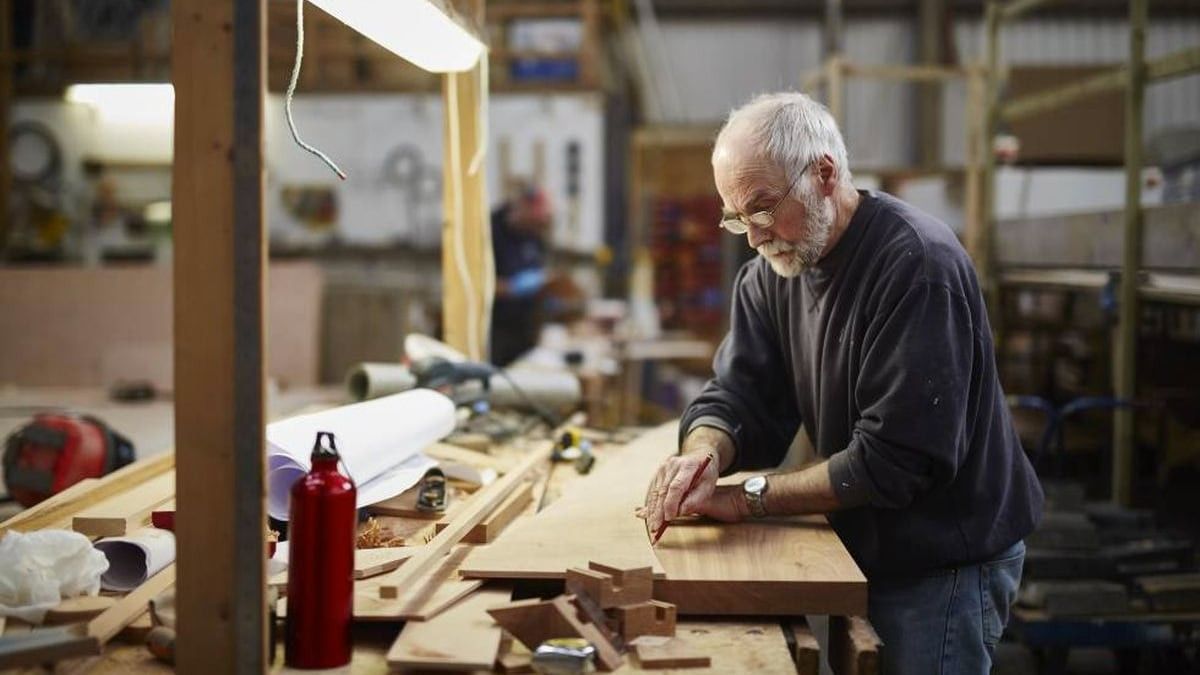 How many years does a self-employed person have to contribute to retire and collect 100% of the pension?