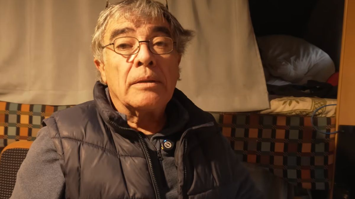 Javier (67 years old), the retiree with €500 pension who lives in a motorhome: "I know I will never be able to access a house again."