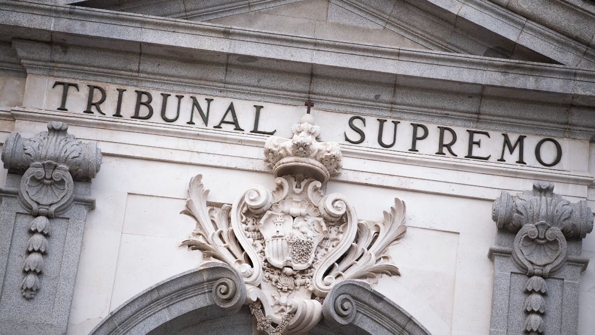 The Supreme Court clarifies that compensation for salaries not collected after a leave of absence is taxed in personal income tax