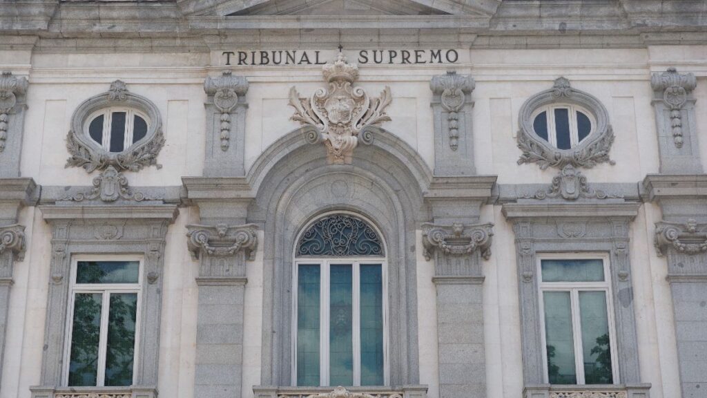 The Supreme Court clarifies that these donations received during life are valued on the date of distribution of the inheritance, not when they were made.