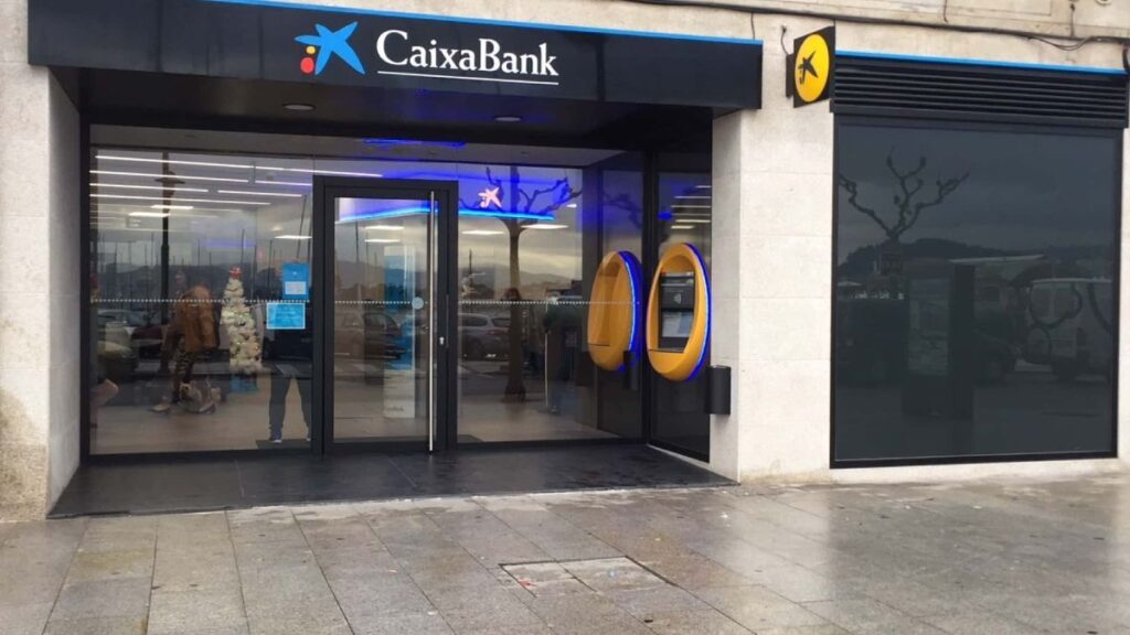The Supreme Court strikes down three abusive clauses of CaixaBank and forces the bank to return charges for non-payment to two mortgage holders