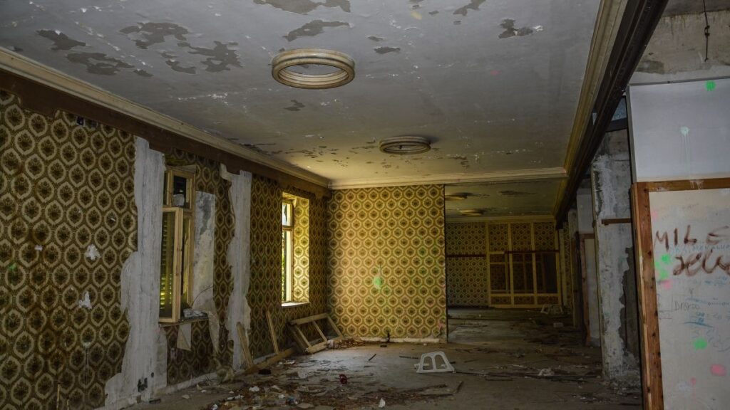 They withdraw the Minimum Living Income from a woman for owning a home, but Justice forces Social Security to return it to her