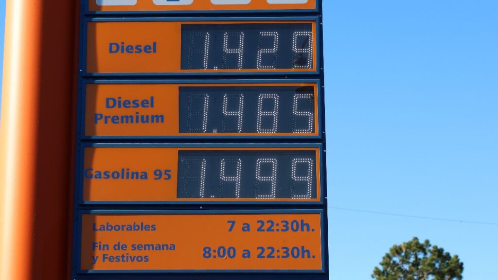 The price of gasoline and diesel will drop this week but filling an average tank costs up to 95 euros