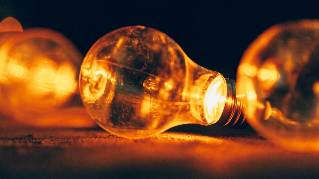 The price of electricity today, Sunday, May 3, at the PVPC rises and there are 14 bands above 100 euros