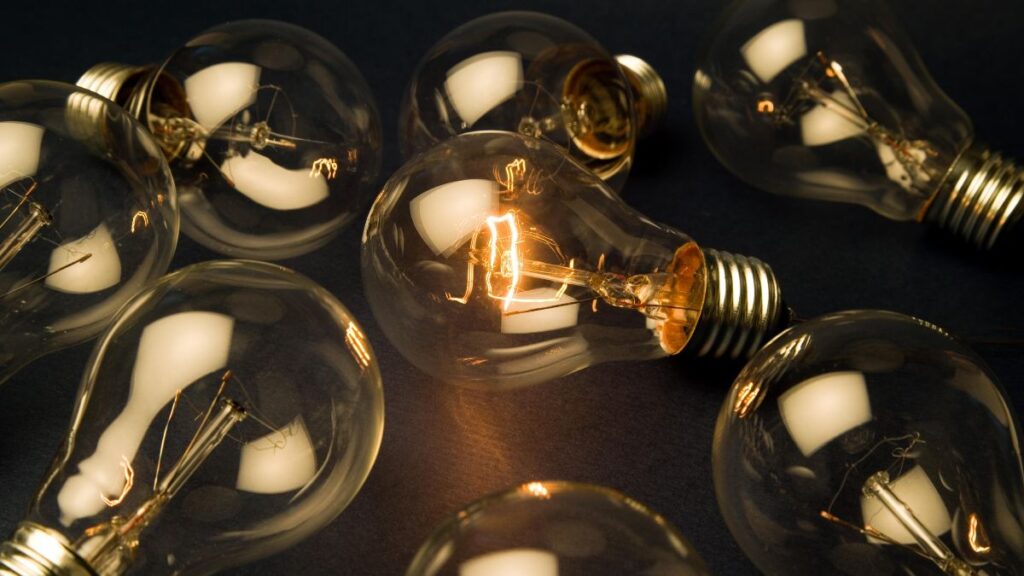 The price of electricity today Monday, May 4, 2026 in the PVPC shoots up with 3 bands above 200 euros