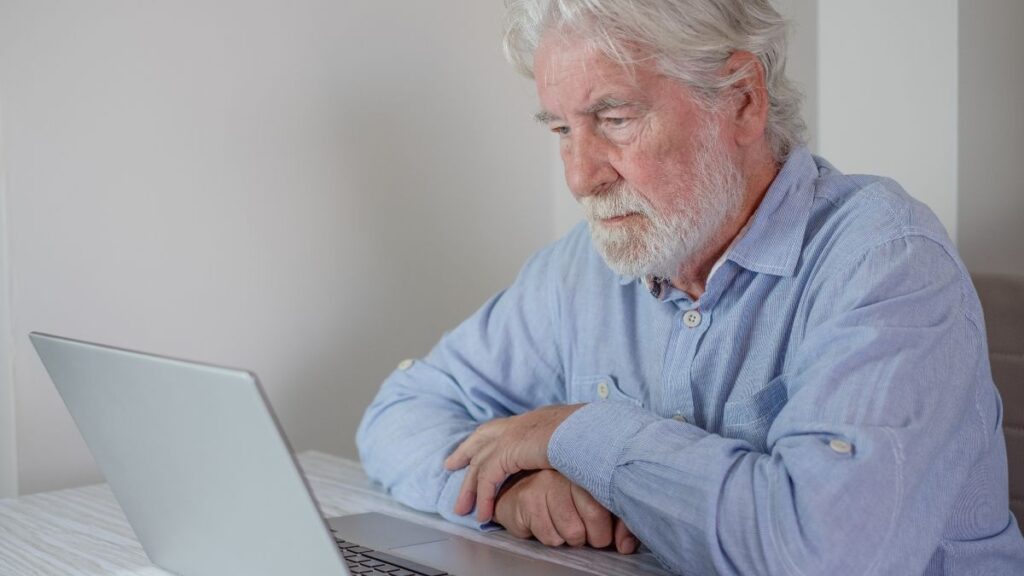 How periods without contributions affect the retirement pension