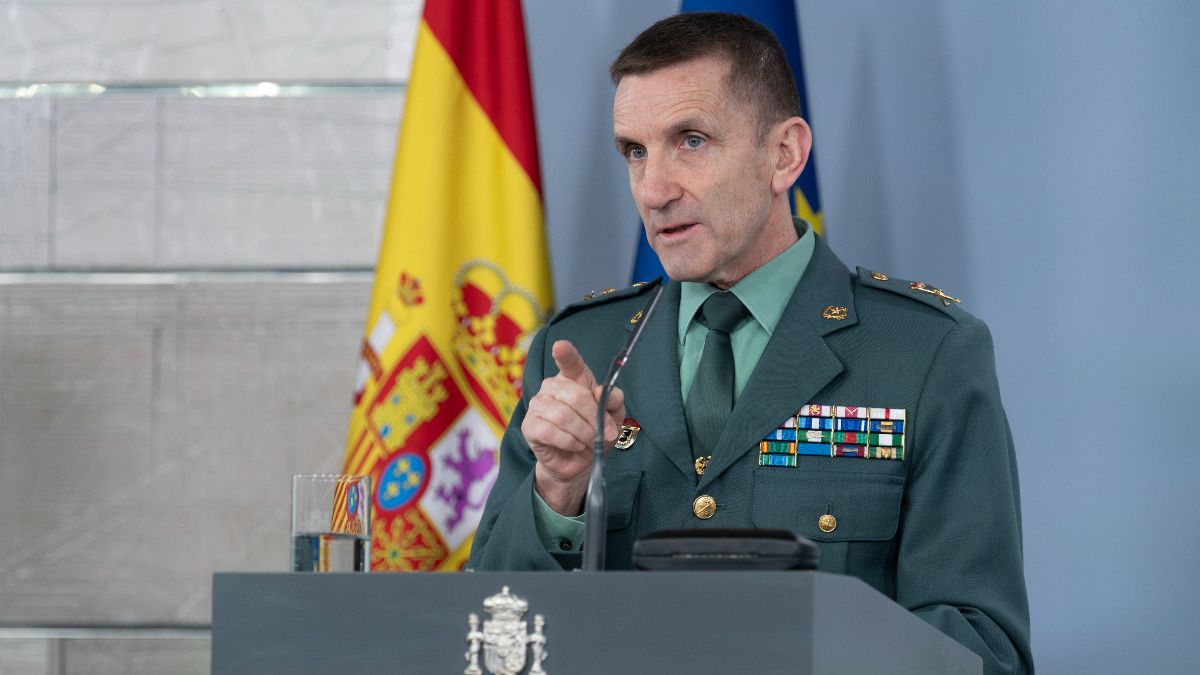 The Civil Guard warns those who always throw garbage in the same container: be careful, they could rob you