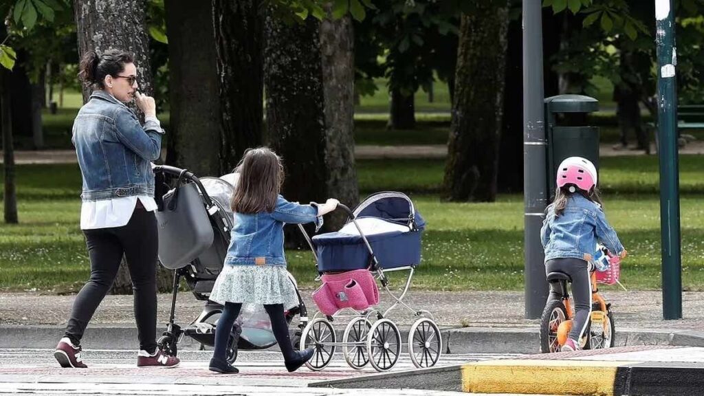 It's official: new aid of up to 1,100 euros for families with children who want to hire 'babysitters'