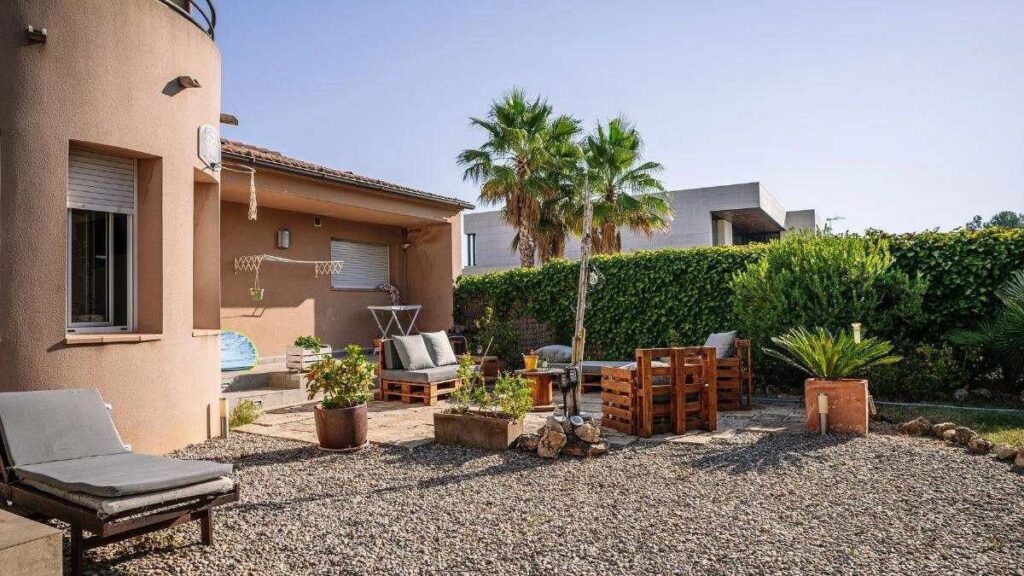 A couple sells their house knowing that the patio could not be used and the court forces them to compensate the buyers with 35,166 euros: it is a hidden defect
