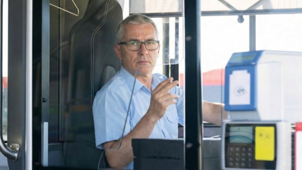 A 65-year-old bus driver with alcohol and cannabis addiction recovers the permanent disability of 2,593.99 euros, despite the fact that Social Security had withdrawn it