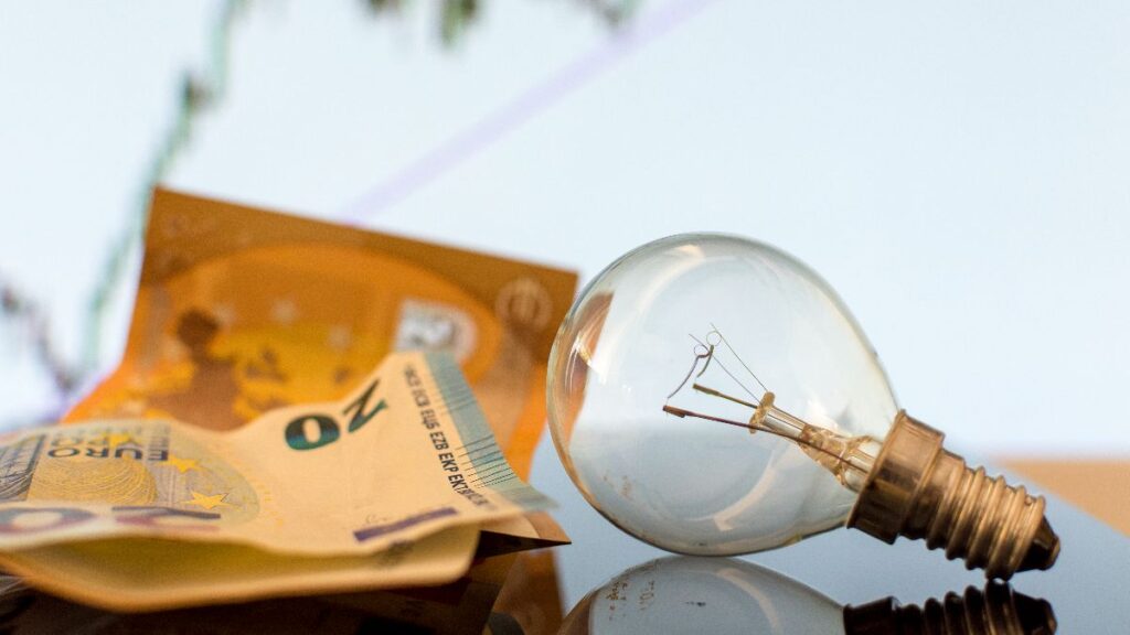 The price of electricity on Wednesday, May 6, goes up but there are 5 very economical bands, below 2 euros