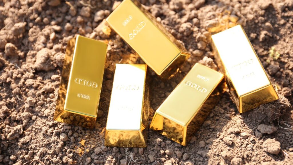 A gardener finds 40,000 euros in gold bars buried while mowing the lawn and the city council says that “the treasure is his”