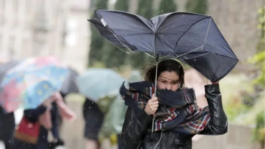 AEMET activates orange warnings for gusts of 90 km/h and waves of 5 meters before the thermal rise in Spain